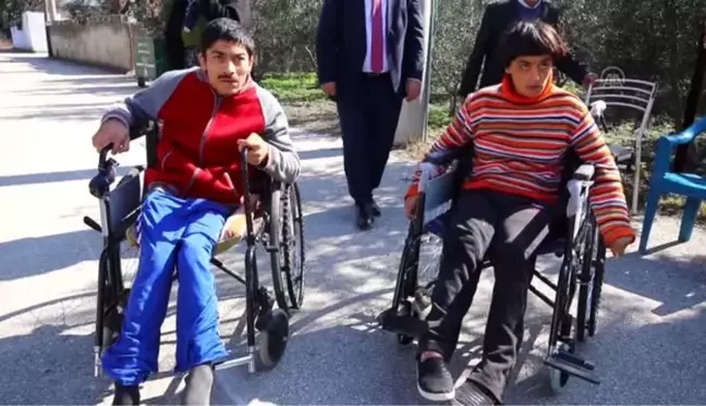 Fedakar anne baba engelli çocuklarına bebek gibi bakıyor