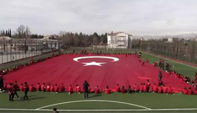 Türkiye Mehmetçik için tek yürek oldu- Bin 200 metrekare dev Türk bayrağı