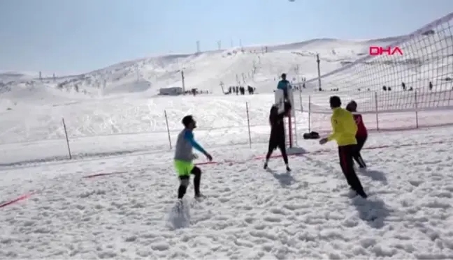 Bitlis'te, bölgenin ilk kar voleybolu turnuvası düzenlendi