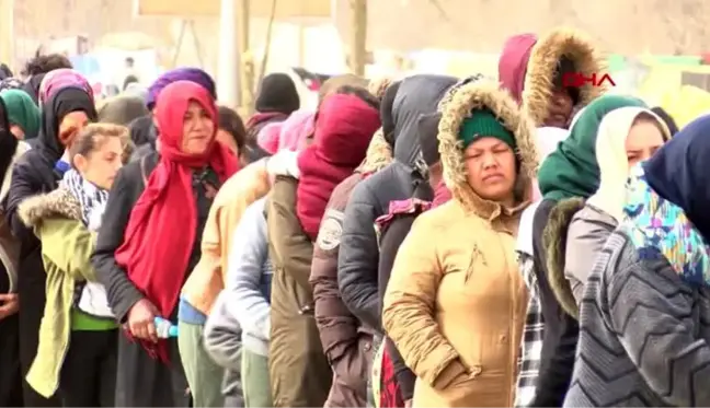 Göçmenlerin sınırda bekleyişi sürüyor