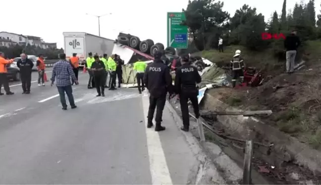 KOCAELİ TEM'de et yüklü TIR takla attı 2 yaralı