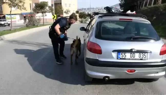 Yoldan geçen vatandaştan uygulama yapan polislere sevgi gösterisi