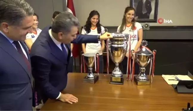 Başarılı hokeycilere altın ödülü