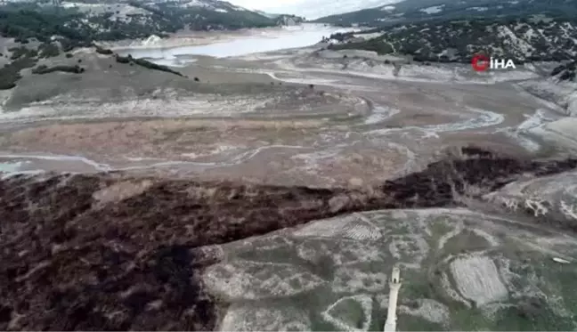 Baraj suları çekilince ortaya çıkan mezarlığa dua etmek için geliyorlar