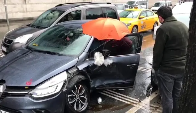 İstanbul'da kazazedeye şemsiyeli koruma