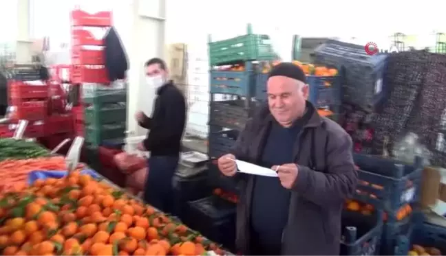 Tedbirler kapsamında pazarcılara eldiven ve maske dağıtıldı