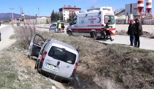 Hafif ticari araç su kanalına devrildi: 3 yaralı - BOLU