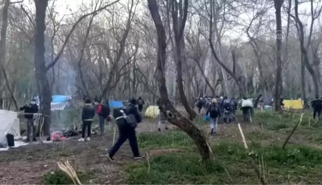 Sınıra yüklenen sığınmacılara Yunanistan'dan gazla müdahale (3)