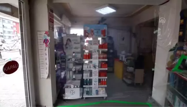 Eczacıdan koronavirüse şeffaf brandalı önlem