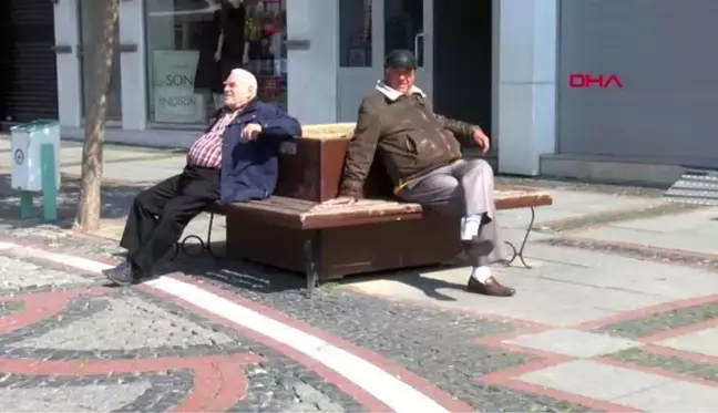 EDİRNE Banklar tel ile çevrilip, 'Evinde kal Edirne, şansını zorlama' yazısı asıldı