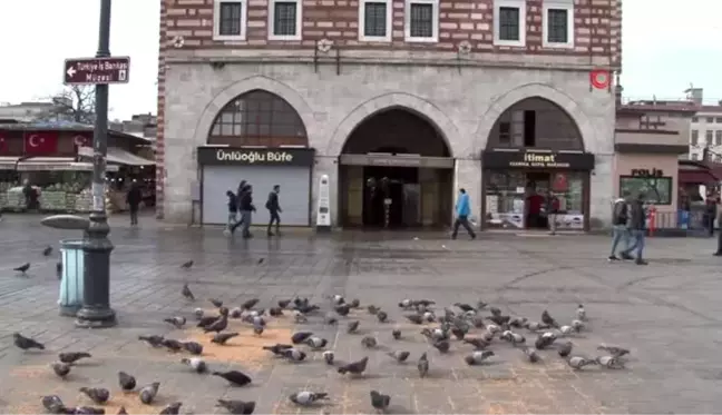 Tarihi Eminönü balık ekmek tekneleri de gel-al servise döndü