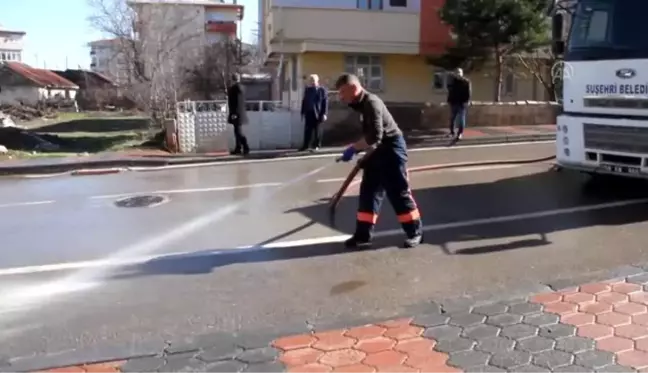 Suşehri'nde cadde ve sokaklar koronavirüse karşı ilaçlandı