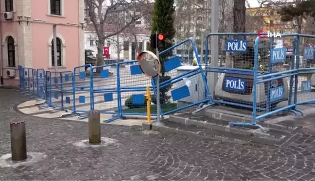 Uyarılar dinlenmeyince, polis meydanı barikatla kapattı