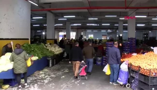 ESENYURT'TA İŞ YERLERİNİN ÖNÜNE SOSYAL MESAFENİ KORU ÇIKARTMALARI YAPIŞTIRILDI