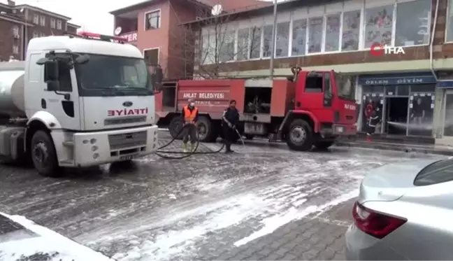 Ahlat'ta cadde ve sokaklar ilaçlı suyla yıkanıyor