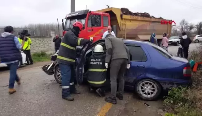 DÜZCE Otomobil kamyona çarptı 2 yaralı