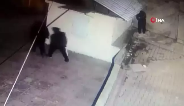 Kablo hırsızları önce kameraya sonra polise yakalandı