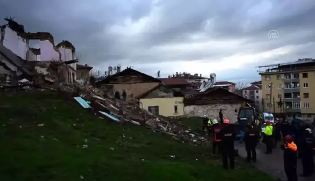 İki katlı metruk bina yıkıldı (3)