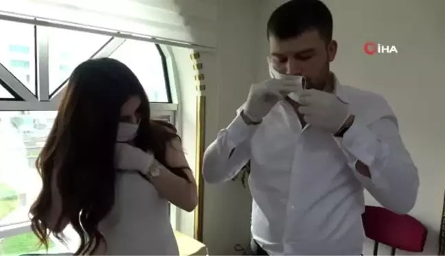 Korona virüsüne karşı tıbbı maske ve eldivenli nikah