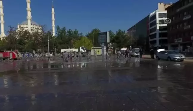 Meydan, cadde ve sokaklar sabunlu suyla yıkandı