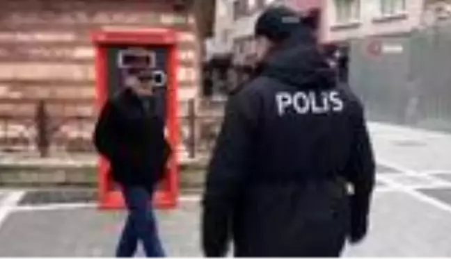 İstanbul'da sokağa çıkan yaşlıların polisi ikna çalışmaları kamerada