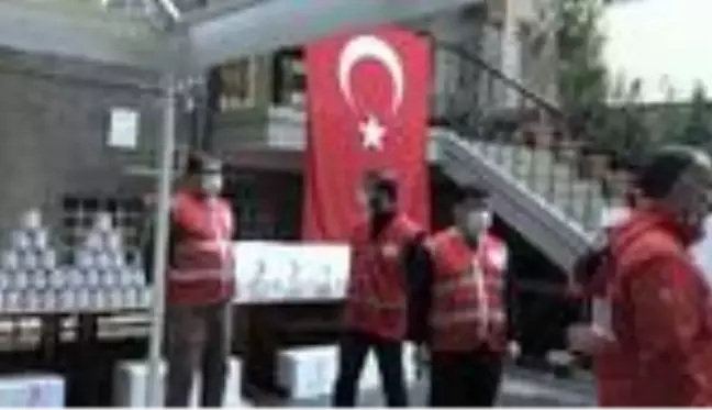 Türk Kızılaydan yaşlı ve hastalara gıda paketi yardımı