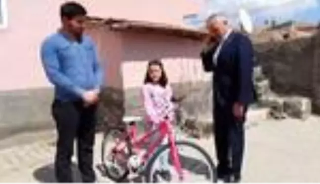 Cumhurbaşkanı Yardımcısı Oktay, bisiklet parasını kampanyaya bağışlayan çocuğu sevindirdi