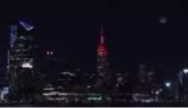 Empire State Binası sağlık çalışanlarına destek için ışıklandırıldı - NEW