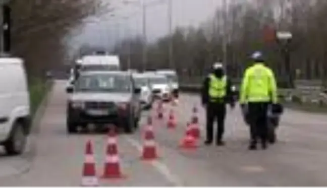 Trafik polisleri araçları tek tek durdurarak, vatandaşları evde kalmaları için uyardı