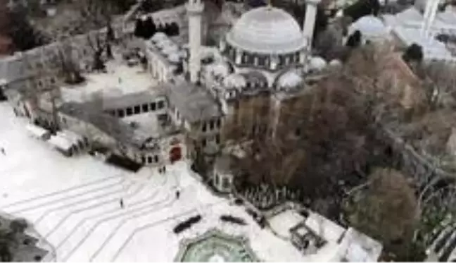 Eyüp Sultan Camii'nin avlusu kuşlara kaldı