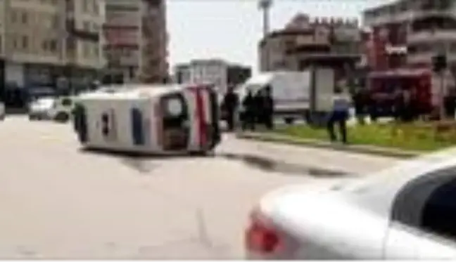 Hatay'da ticari aracın çarptığı ambulans devrildi: 3 yaralı