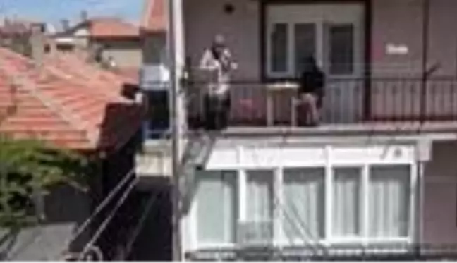 Karşı apartmanda oturan kız kardeşiyle 'teleferik' sistemi sayesinde kahve içebiliyor