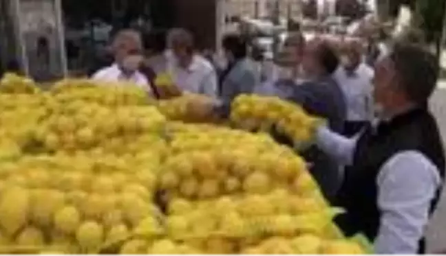 Sağlık çalışanlarına limon dağıtıldı