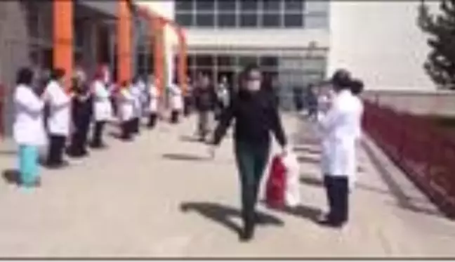 Yeni tip koronavirüsü yenen 26 kişi daha alkışlarla taburcu edildi