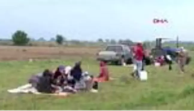 MANİSA İzinle Manisa'ya gelen mevsimlik tarım işçileri, korona tedbirleriyle tarlada