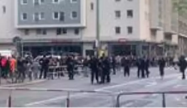 Almanya'da Kovid-19 kısıtlamalarını protesto edenlere polis müdahale etti