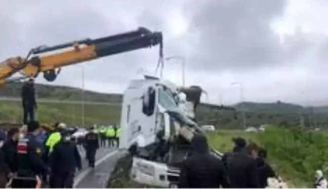 Mıcır yüklü kamyon devrildi, sürücüsü sıkışarak can verdi