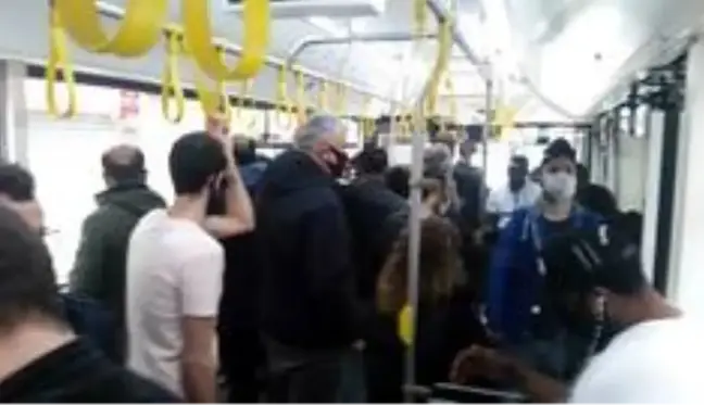 Ayakta duracak yer bile yok! Yolcu kısıtlamasına rağmen İETT otobüsü tıka basa doldu