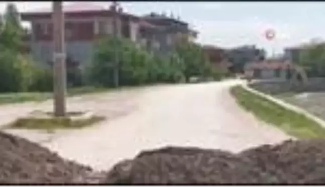 Karantinaya alınan mahallede yollar toprak yığınları ile kapatıldı