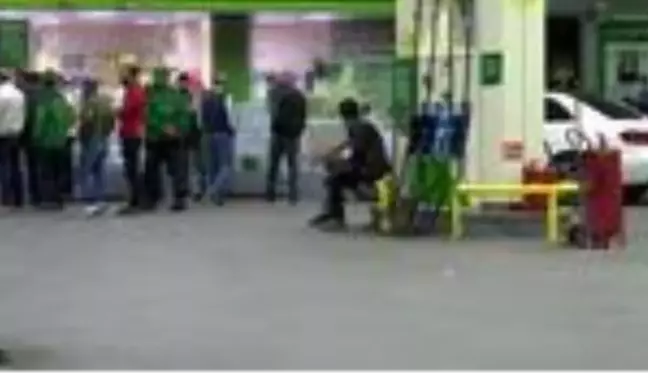 Küçükçekmece'de otomobil akaryakıt istasyonunun marketine girdi