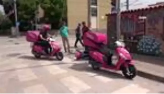 Kayan motosikletten düşen kurye yaralandı