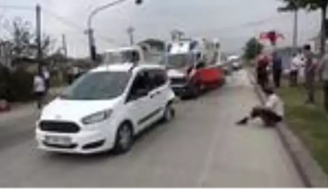 Düzce'de kavşakta ambulans ve 2 otomobil çarpıştı: 1 yaralı