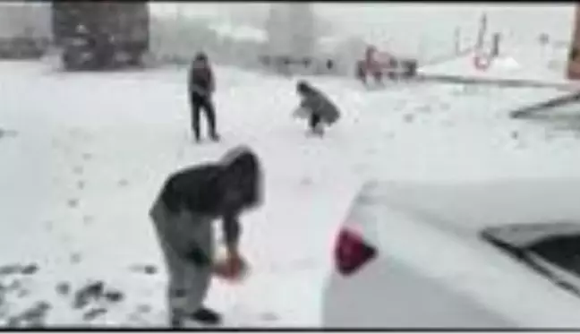 Bayramın tadını lapa lapa yağan kar altında kar topu oynayarak çıkarttılar