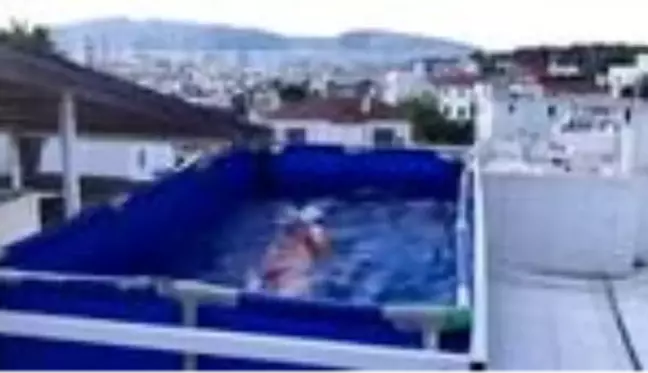 3 metrelik havuzda kilometrelerce yüzüyor