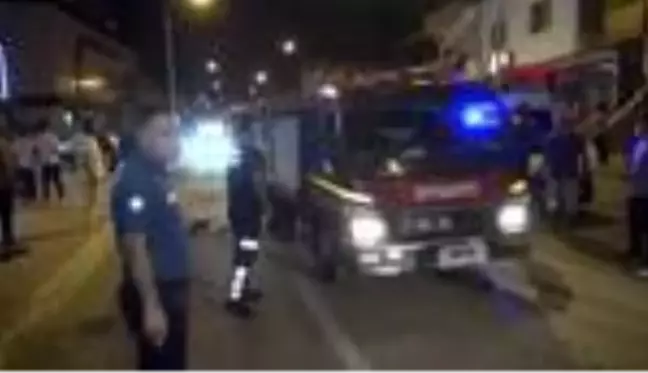 Otomobillerin çarpışmasıyla 7 kişi yaralandı, toplanan kalabalık 'sosyal mesafe'yi unuttu