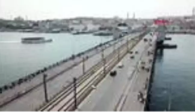 GALATA KÖPRÜSÜ'NDE BALIK TUTANLAR HAVADAN GÖRÜNTÜLENDİ