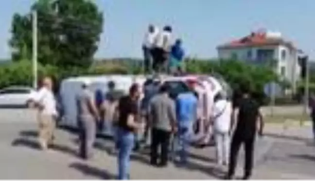 Devrilen ambulanstaki sağlık personeli vatandaş tarafından böyle kurtarıldı