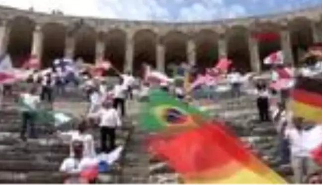 ANTALYA Rehberler Aspendos'tan dünyaya, 'sizi bekliyoruz' diye seslendi