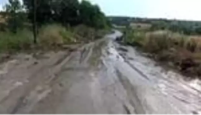 Sağanak nedeniyle bazı yol ve bahçeler zarar gördü