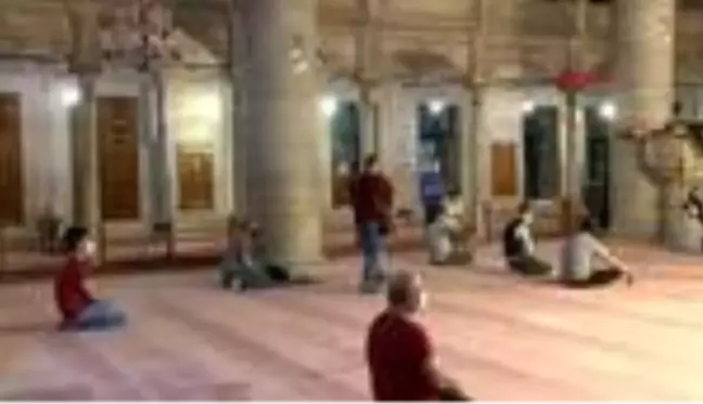 Son Dakika: EYÜP SULTAN CAMİİ'NDE CEMAATLE BİRLİKTE İLK AKŞAM NAMAZI KILINDI